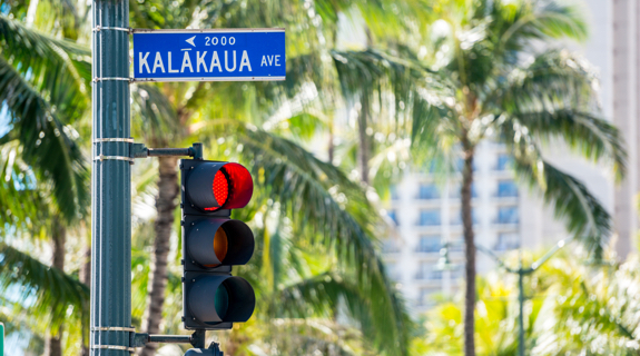 Red traffic light on Kalakaua Ave